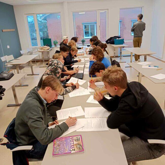 Alumnos de Bachillerato estudiando en un instituto de Suecia del proyecto Eramus +.