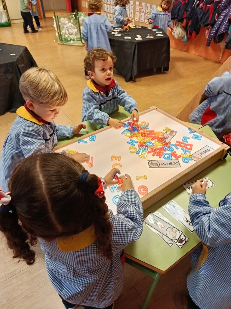 Colegio concertado JABY Infantil 3 años aprendiendo letras