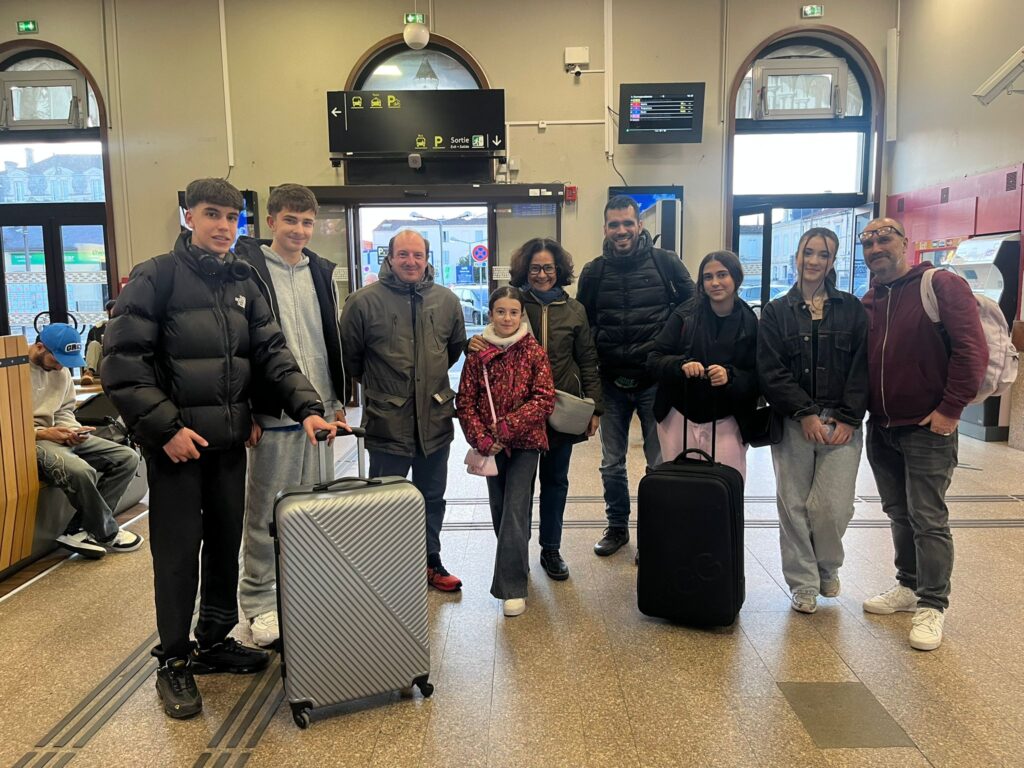 Dos alumnos de 3º ESO del Colegio JABY junto a sus acompañantes en su llegada a Francia para una movilidad Erasmus+ de corta duración.