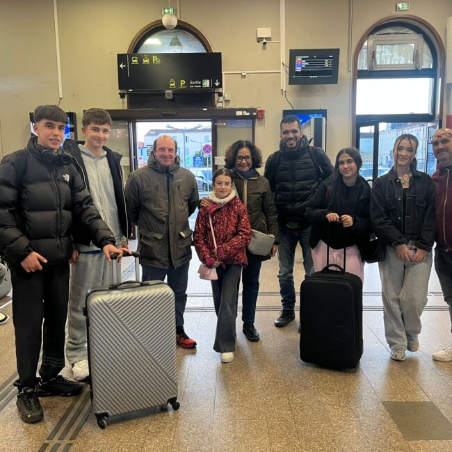 Dos alumnos de 3º ESO del Colegio JABY junto a sus acompañantes en su llegada a Francia para una movilidad Erasmus+ de corta duración.