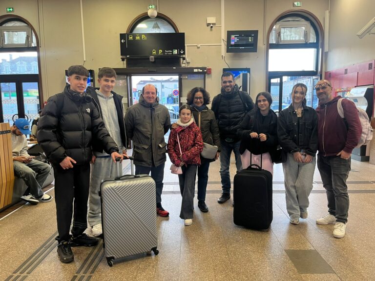 Dos alumnos de 3º ESO del Colegio JABY junto a sus acompañantes en su llegada a Francia para una movilidad Erasmus+ de corta duración.