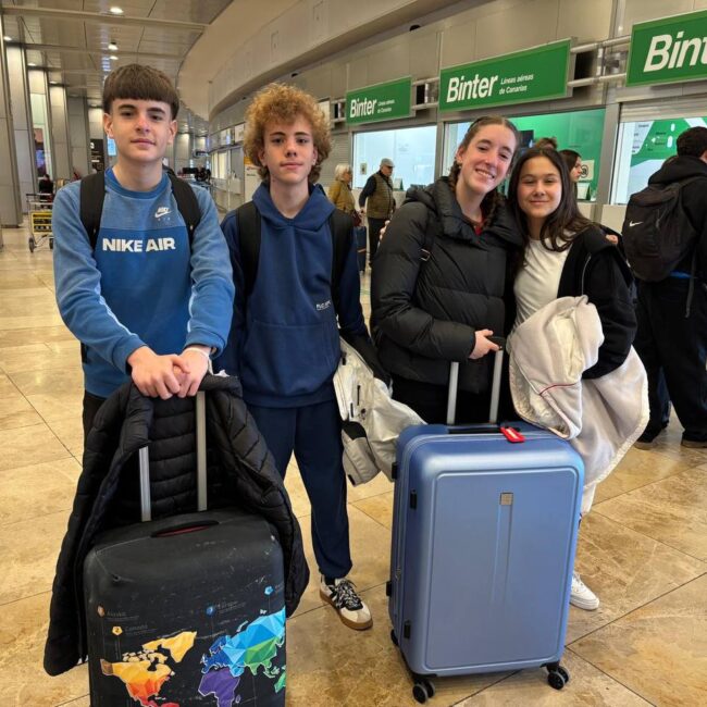Cuatro estudiantes del Colegio JABY con maletas en el aeropuerto para su movilidad Erasmus Plus a Francia.