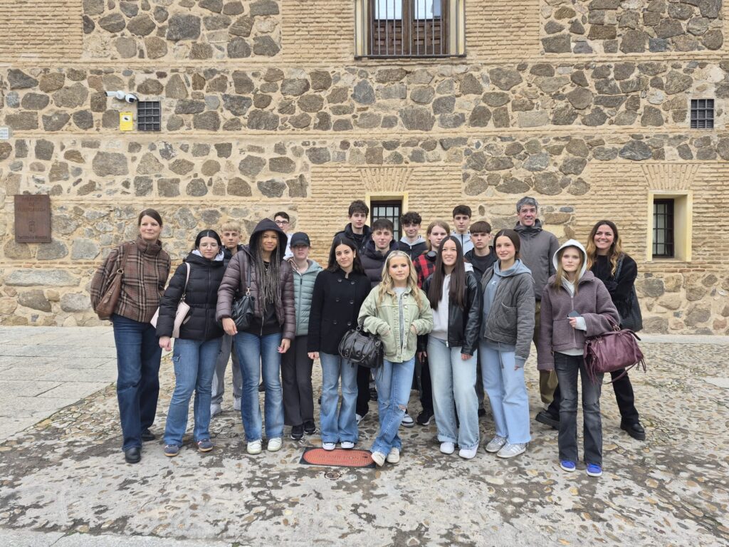 Grupo de alumnos de Bachillerato del Colegio JABY de Torrejón de Ardoz y estudiantes suecos en Toledo durante el programa Erasmus+.