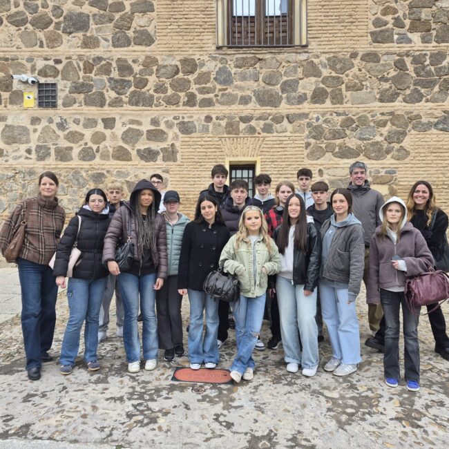 Grupo de alumnos de Bachillerato del Colegio JABY de Torrejón de Ardoz y estudiantes suecos en Toledo durante el programa Erasmus+.