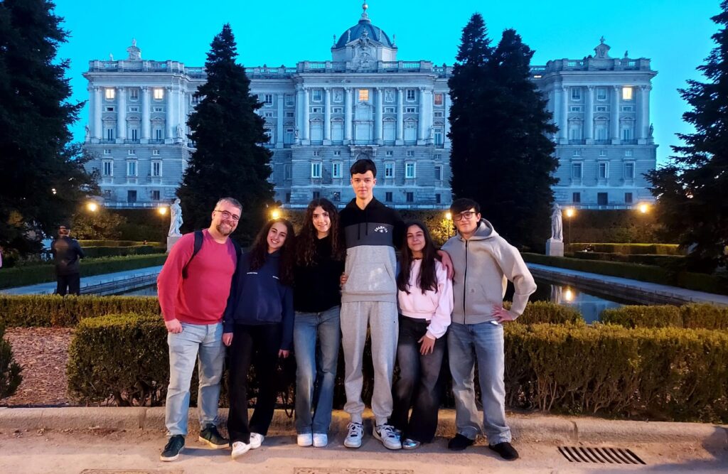 Grupo de estudiantes del programa Erasmus del Colegio JABY junto a alumnos italianos de los Liceos Marconi y Gambara en el Palacio Real de Madrid.