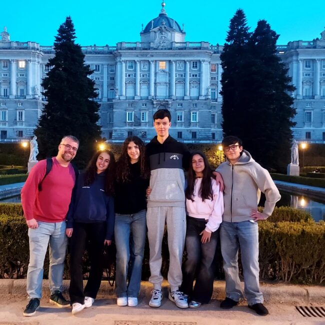 Grupo de estudiantes del programa Erasmus del Colegio JABY junto a alumnos italianos de los Liceos Marconi y Gambara en el Palacio Real de Madrid.