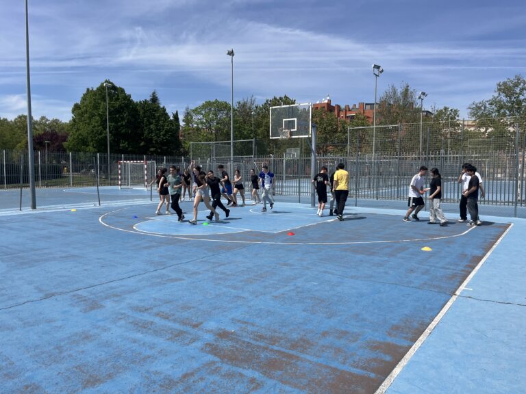 Alumnos de Bachillerato del Colegio JABY realizando actividades físicas en las pistas azules del Polideportivo Municipal Joaquín Blume de Torrejón de Ardoz.