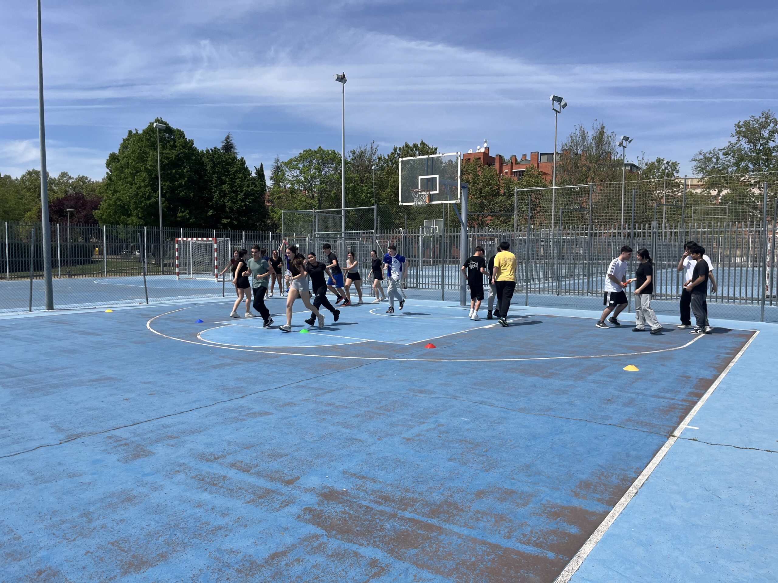 Alumnos de Bachillerato del Colegio JABY realizando actividades físicas en las pistas azules del Polideportivo Municipal Joaquín Blume de Torrejón de Ardoz.